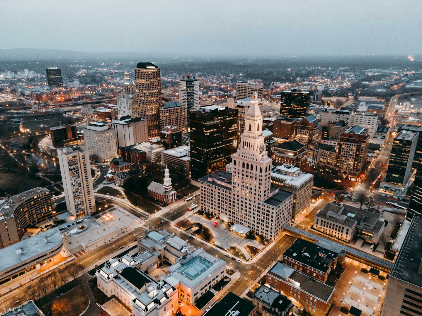 City skyline featuring modern skyscrapers and a white classical building.